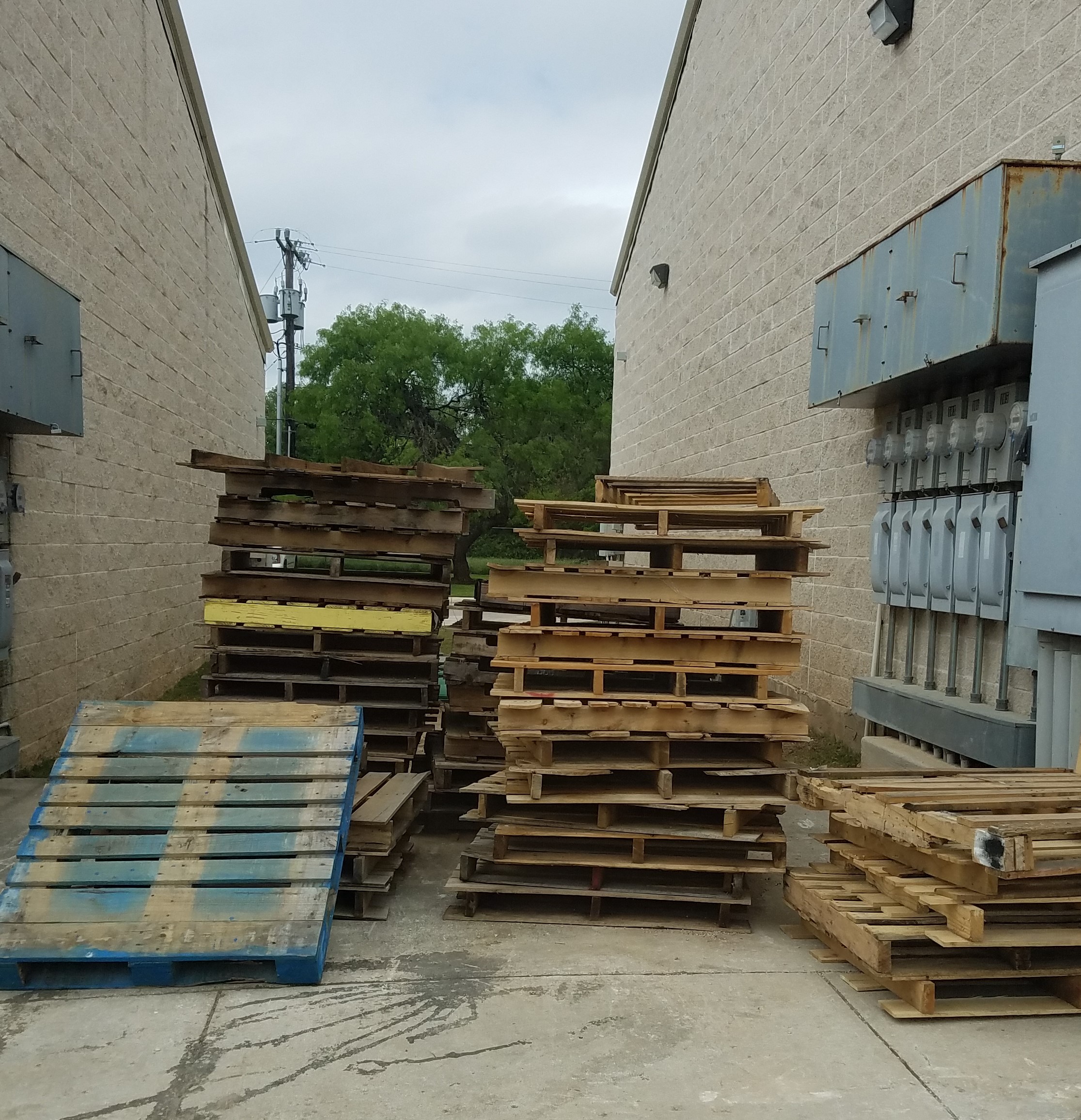 60+ Free wooden Pallets ALL or None in San Antonio, TX, USA • 1001
