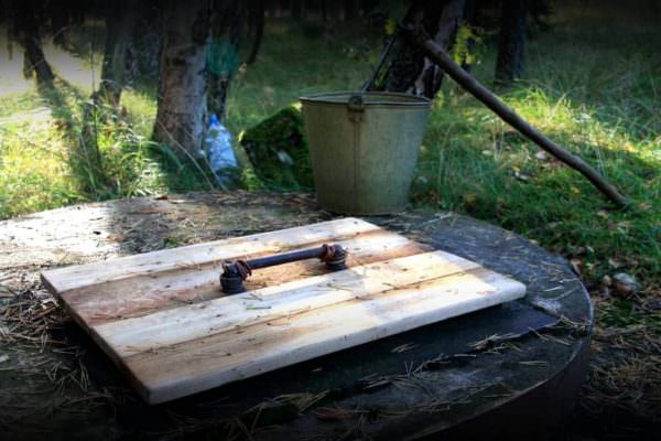 Recycled Pallet as a Cover for a Well Pallets in the Garden 