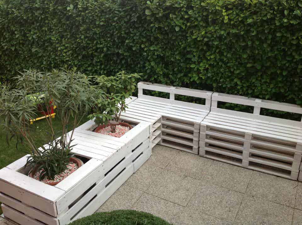 Pallet Sofa & Planter in the Garden • 1001 Pallets