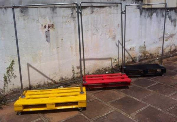 Steel Pipe Garment Made With Old Repurposed Pallets Pallet Store, Bar & Restaurant Decorations 