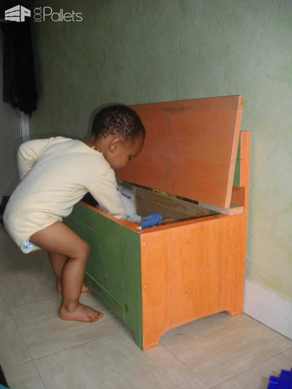 A Toybox Bench Made With Wooden Pallets & Ecological Paint Fun Pallet Crafts for Kids Pallet Boxes & Chests A Toybox Bench Made With Wooden Pallets & Ecological Paint Fun Pallet Crafts for Kids Pallet Boxes & Chests