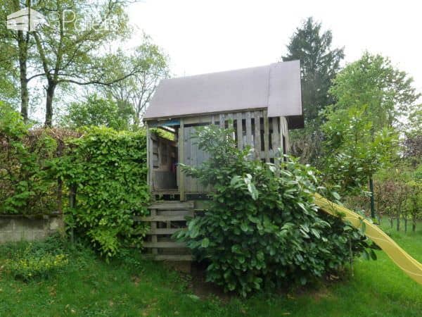 Kids Hut Made Out Of Recycled Pallets (And With Toboggan) Fun Pallet Crafts for KidsPallet Sheds, Pallet Cabins, Pallet Huts & Pallet Playhouses P1070726ok