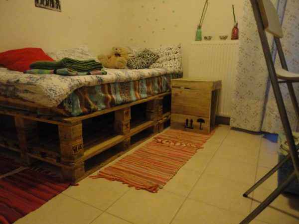 My Neighbour’s Pallet Bed & the Bedside Project Pallet Beds, Pallet Headboards & Frames 