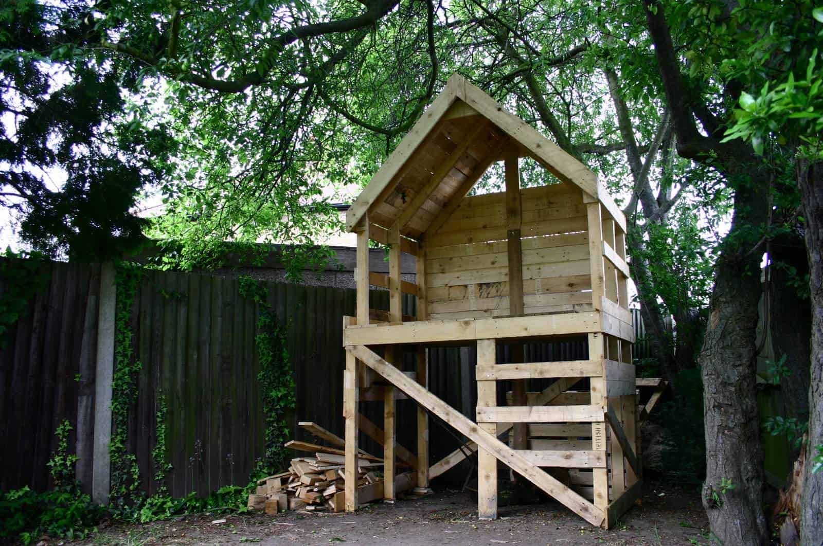 Upcycled Pallet Into Raised Hut • 1001 Pallets