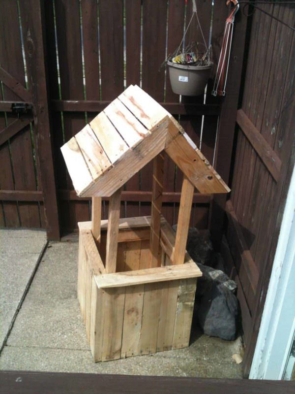 Well Flower Planter From Old Wooden Pallets Pallet Planters & Compost Bins 
