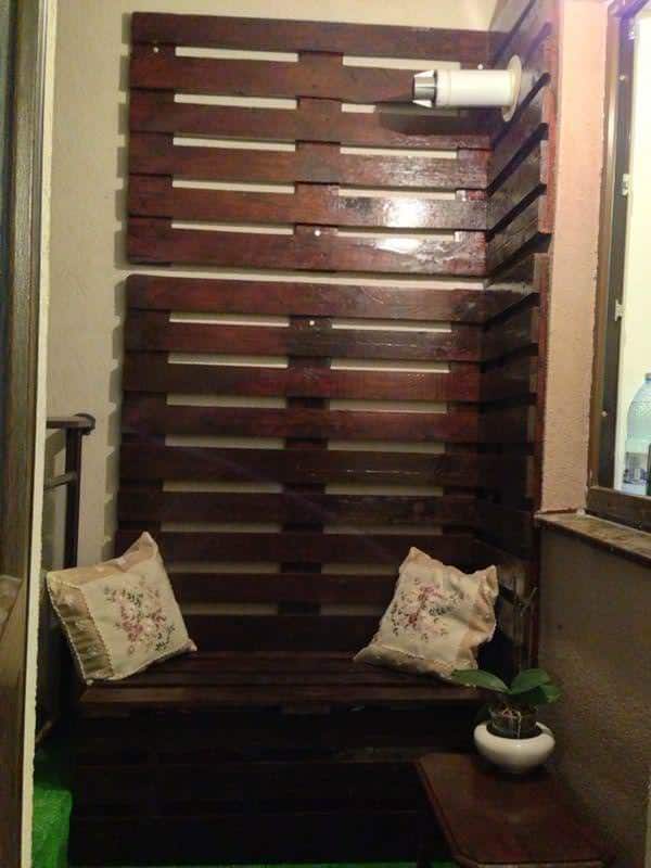 2 Square Meters Balcony Pallet Lounge Corner Idea Lounges & Garden Sets 2 Square Meters Balcony Pallet Lounge Corner Idea Lounges & Garden Sets