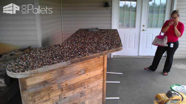 Outdoor Bar Made From Pallets & Pebbles Pallet Bars Outdoor Bar Made From Pallets & Pebbles Pallet Bars
