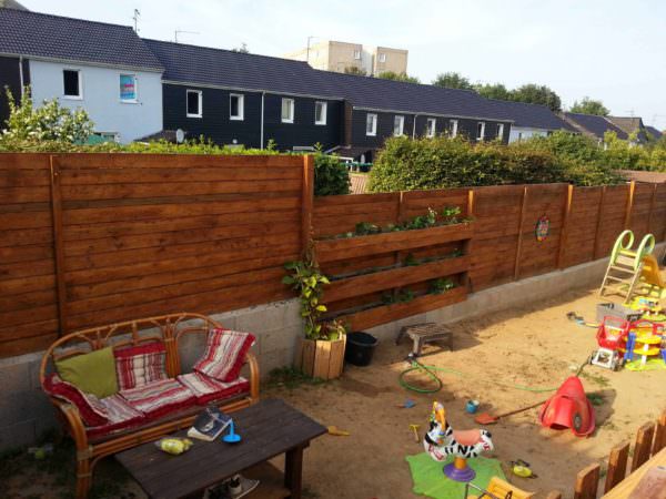 Palisade Wall With Strawberries / Palissade Avec Mur De Fraisiers Pallet Fences Palisade Wall With Strawberries / Palissade Avec Mur De Fraisiers Pallet Fences