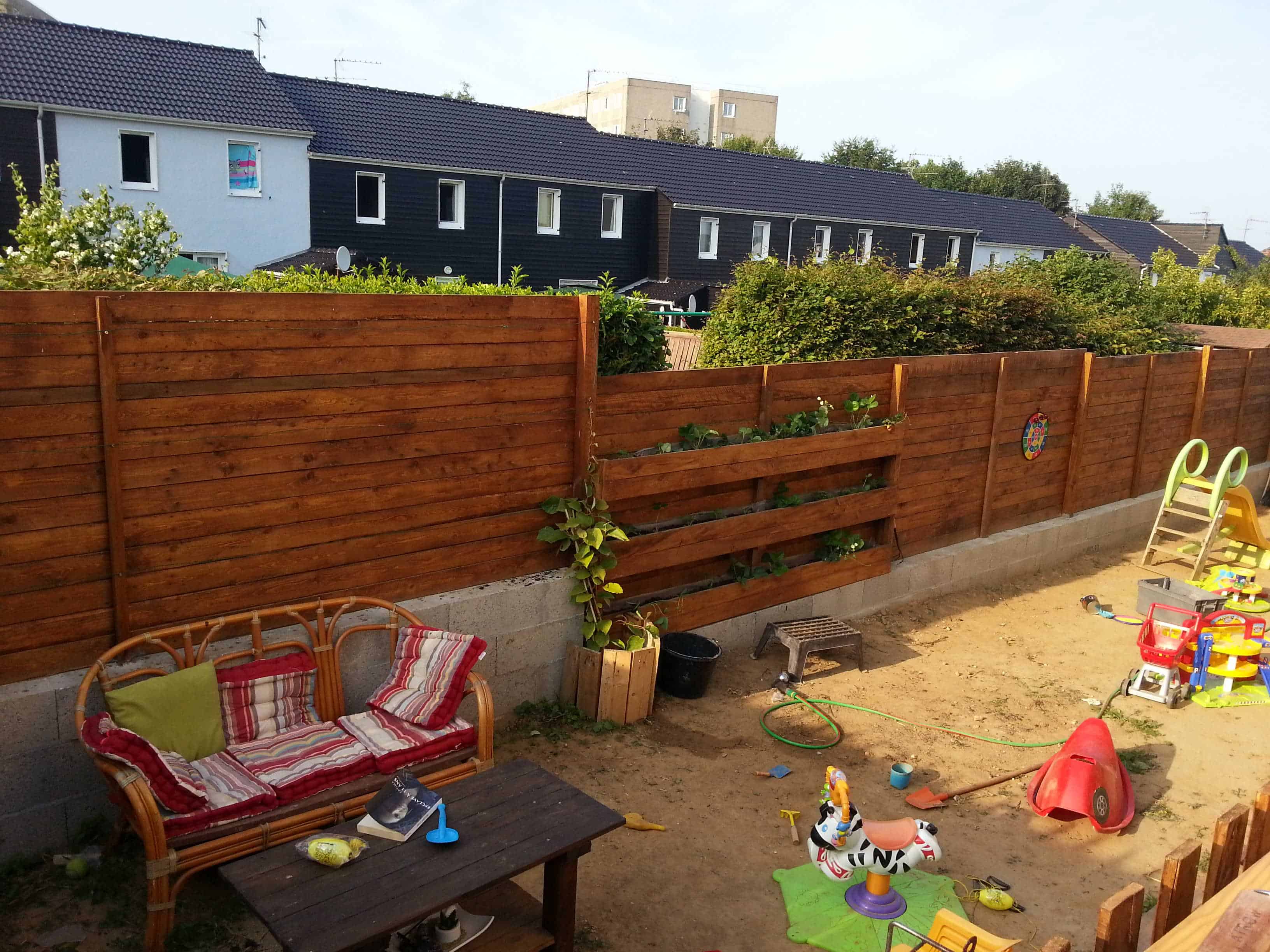 Palisade Wall With Strawberries / Palissade Avec Mur De Fraisiers