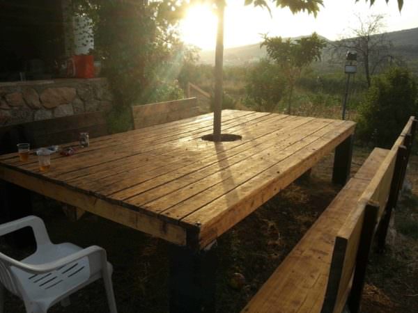 Huge Outdoor Table With A Pallet From A Robot Pallet Desks & Pallet Tables 