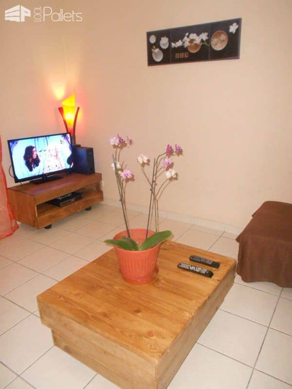 Pallet Coffee Table & TV Stand Pallet Coffee TablesPallet TV Stand & Rack Photo-092