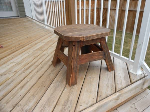 Patio Side Table Made From Upcycled Pallet Wood Pallet Desks & Pallet Tables 