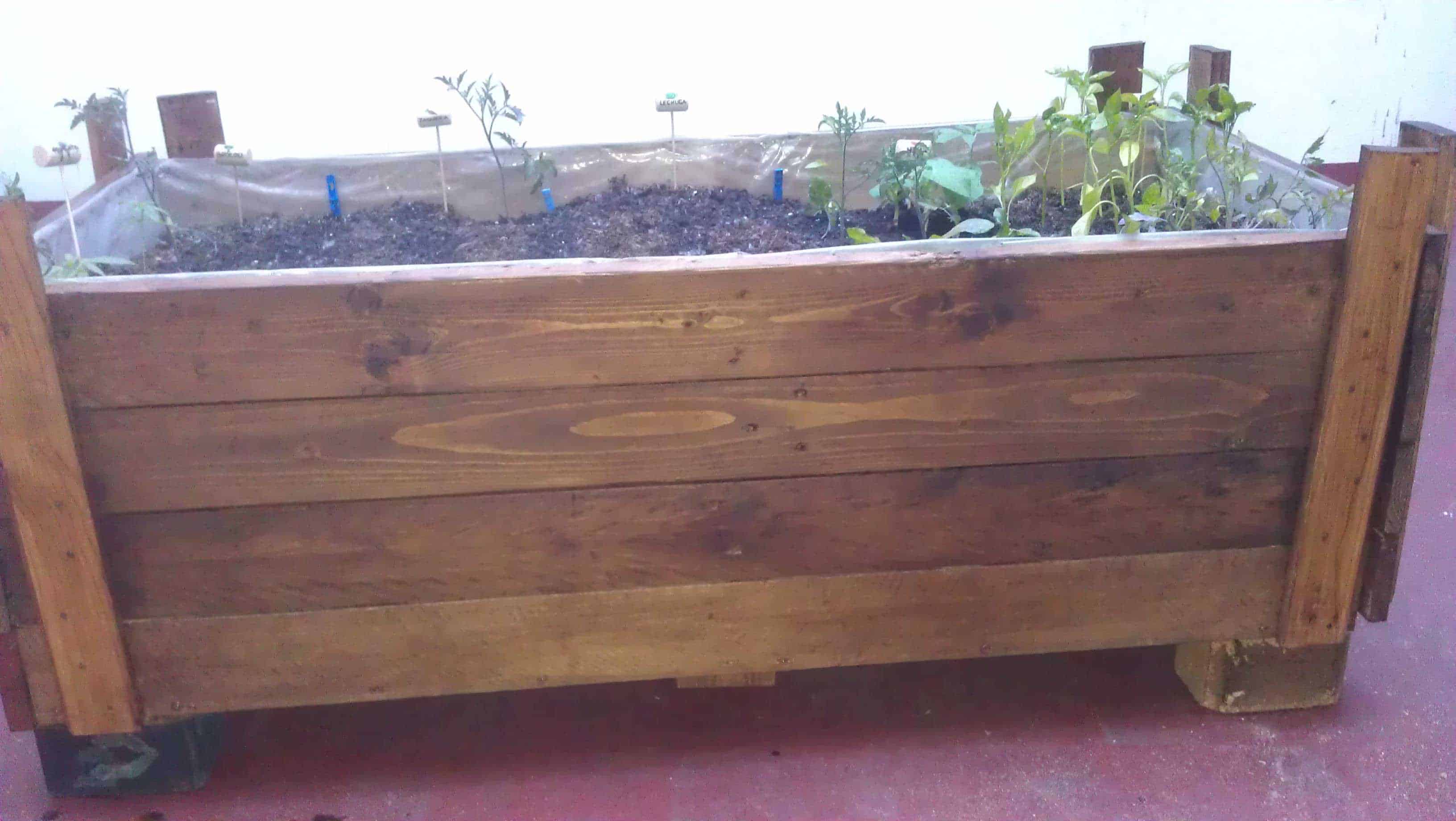 Planter Made Out Of Reclaimed Pallet • Pallet Ideas • 1001 Pallets