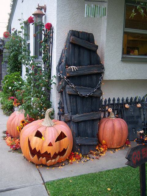 22 Superb Halloween Decorations5