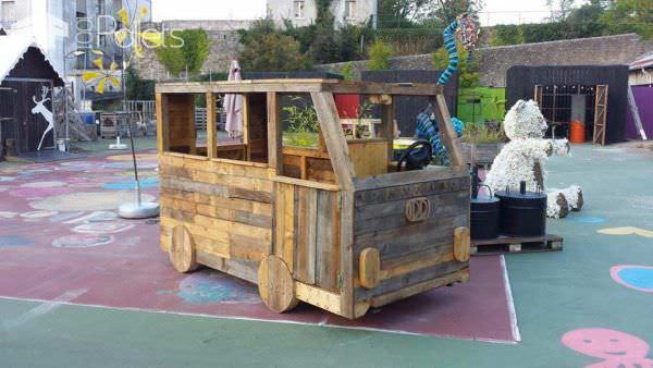 Idées Détournées En Palettes / Playground Made Of Repurposed Pallets Fun Pallet Crafts for Kids 
