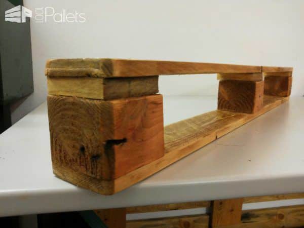 How to Build a Shelf out of Pallets DIY Pallet Tutorials Pallet Shelves & Pallet Coat Hangers 