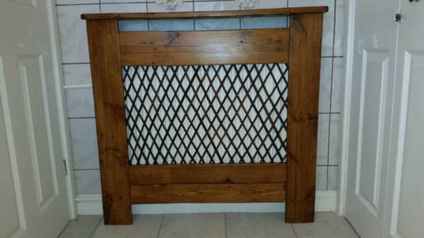 radiator-cover-in-the-bathroom-made-from-recycled-pallet-wood01