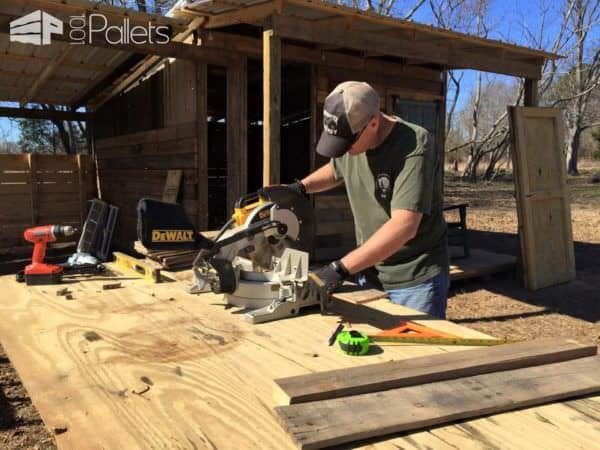 Tiny Off Grid Cabin Made from Pallets & Reclaimed Lumber Pallet Sheds, Cabins, Huts & Playhouses Tiny Off Grid Cabin Made from Pallets & Reclaimed Lumber Pallet Sheds, Cabins, Huts & Playhouses