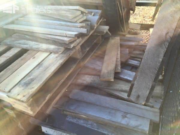 Tiny Off Grid Cabin Made from Pallets & Reclaimed Lumber Pallet Sheds, Cabins, Huts & Playhouses Tiny Off Grid Cabin Made from Pallets & Reclaimed Lumber Pallet Sheds, Cabins, Huts & Playhouses