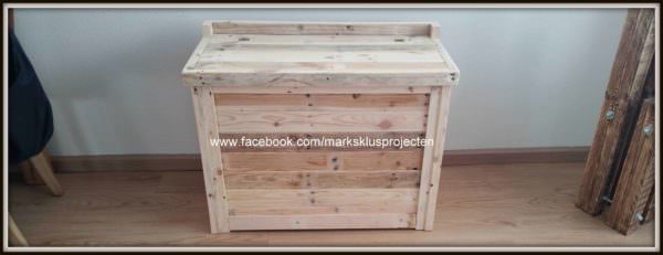 Small Storage Cabinet From Recycled Pallet Wood Pallet Boxes & Chests 