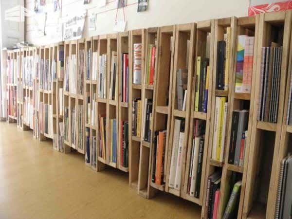 Design Bookshelf With Vertical Pallets Pallet Bookcases & Bookshelves Pallet Shelves & Pallet Coat Hangers 