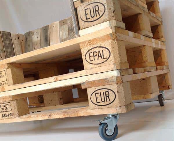 Pallet Armchair on Casters • 1001 Pallets
