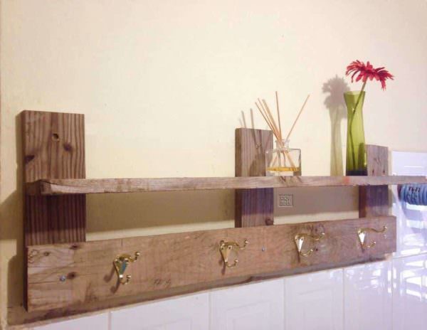 Bathroom Clothes Hanger Pallet Shelves & Pallet Coat Hangers 
