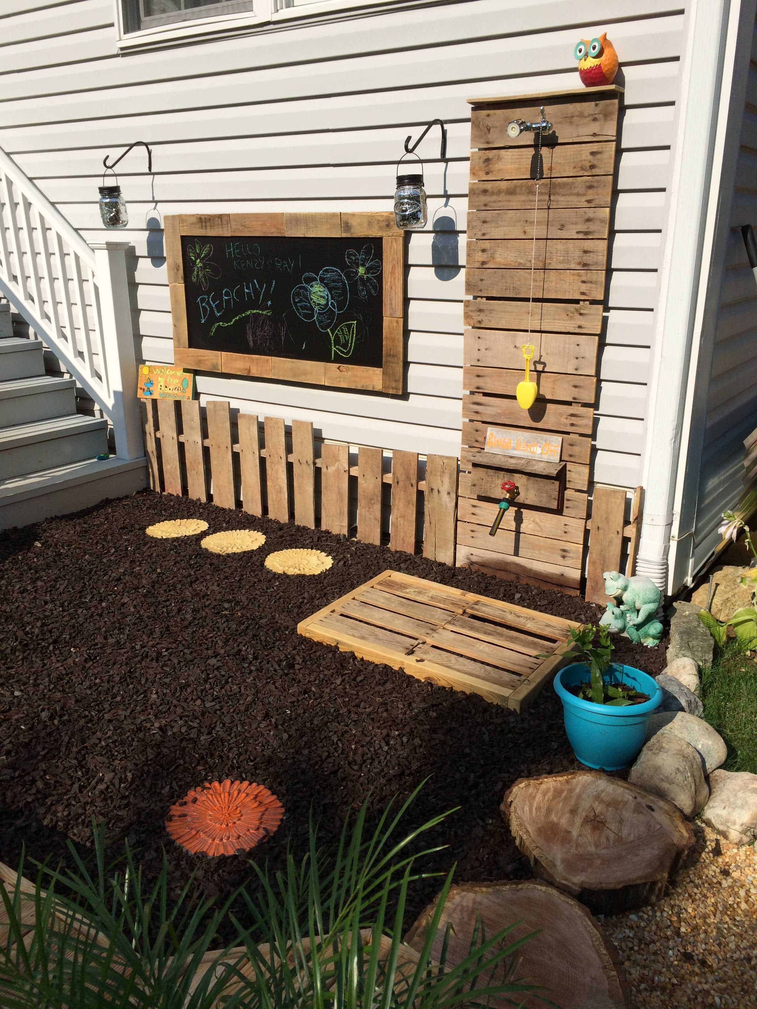 Diy Pallet Outdoor Shower Wall & Mat • 1001 Pallets