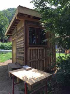 garden hut made out of 20 reclaimed pallets • 1001 pallets