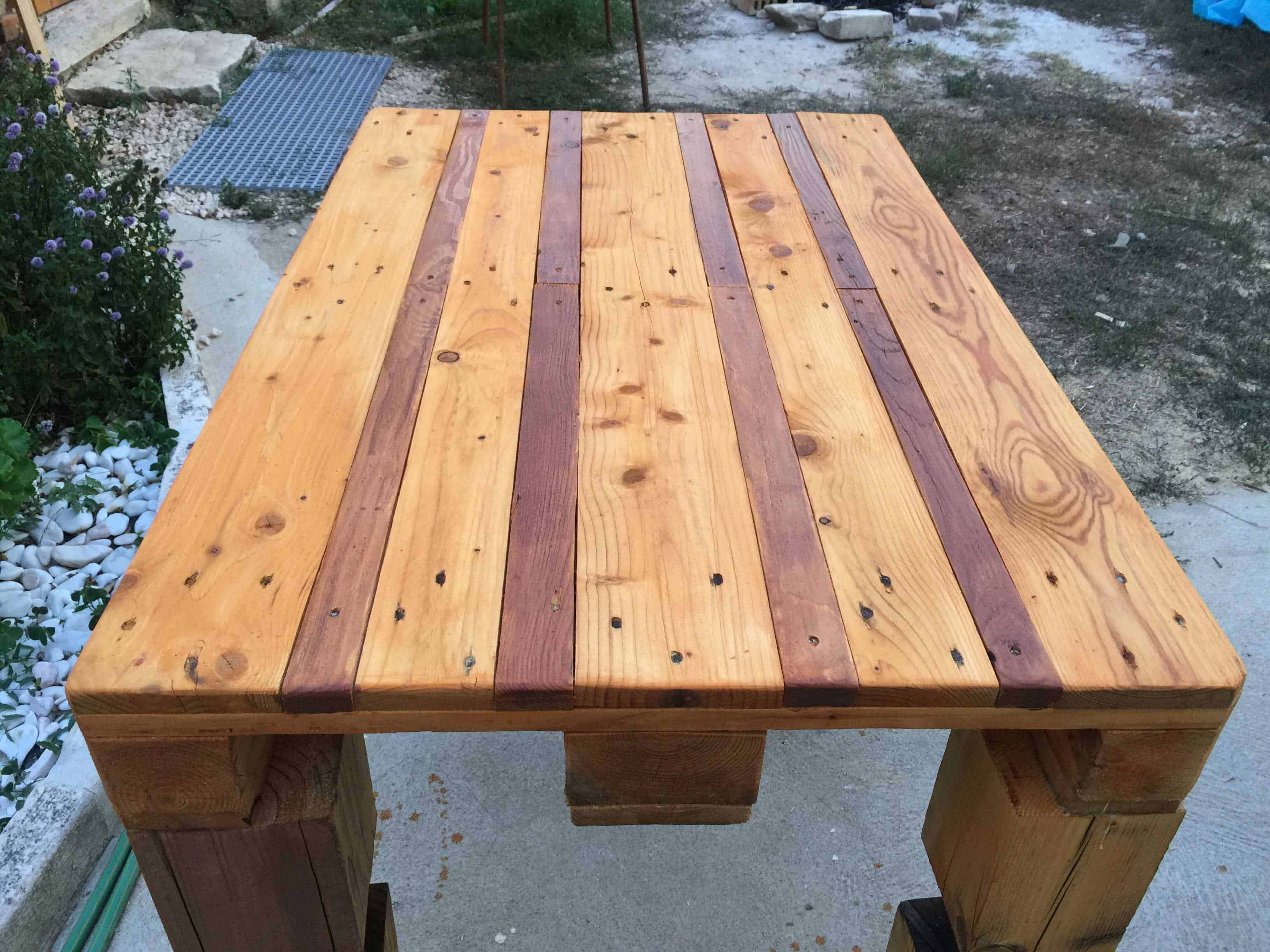Outdoor Pallet Table • 1001 Pallets