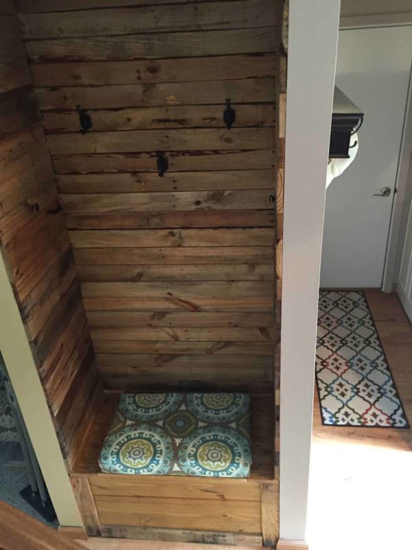 Pallet Wood Built-in Bench & Wall Pallet Benches, Pallet Chairs & Stools 