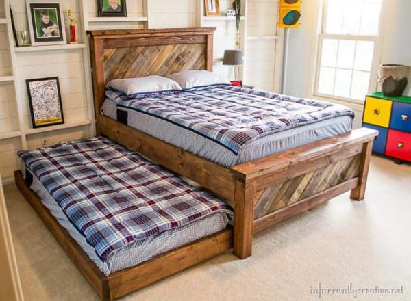 Farmhouse-Pallet-Bed-with-Rolling-Trundle