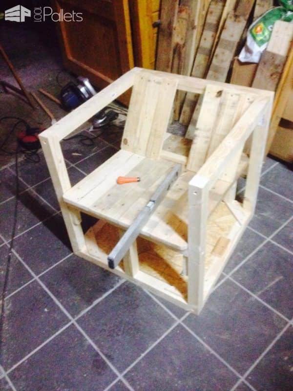 Pallet Armchair with Storage for the Blanket during Winter Evenings Pallet Benches, Pallet Chairs & Stools 