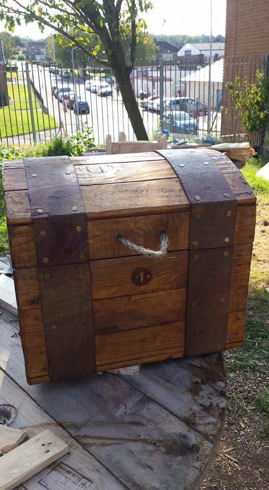 Treasure Chest Out of Repurposed Pallet Wood Pallet Boxes & Chests pallet-chest-04