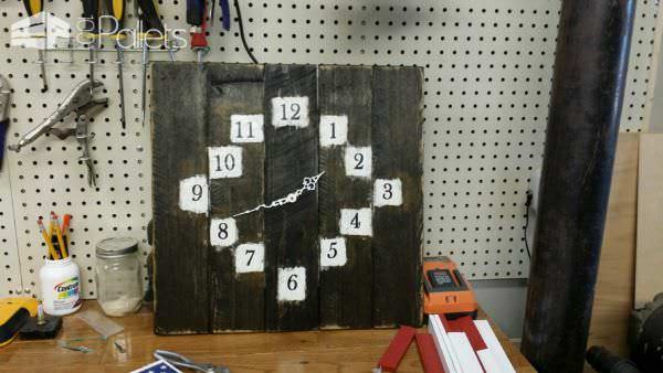 Clocks Clocks Clocks & More Pallet ClocksPallet Store, Bar & Restaurant Decorations 1001pallets.com-clocks-clocks-clocks-and-more2