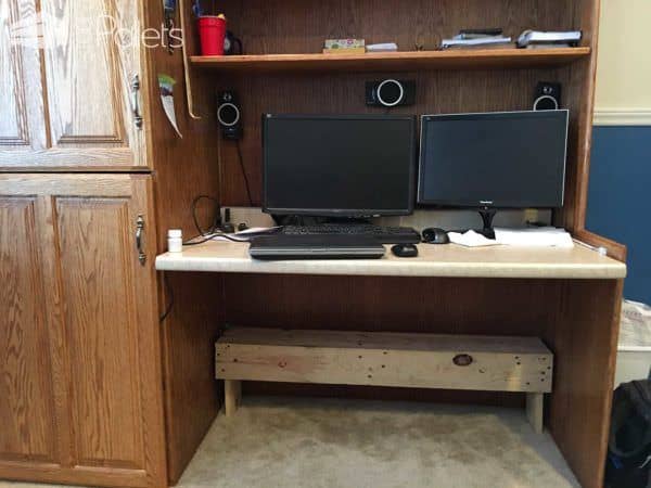 1001pallets.com-foot-rest-under-computer-desk1