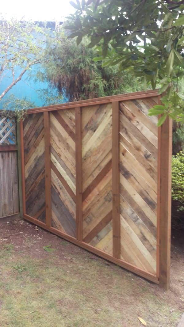 Backyard Fence Made with Repurposed Pallets • 1001 Pallets