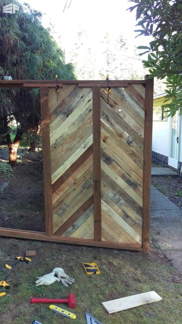 1001pallets.com-backyard-fence-made-with-re-purposed-pallets3