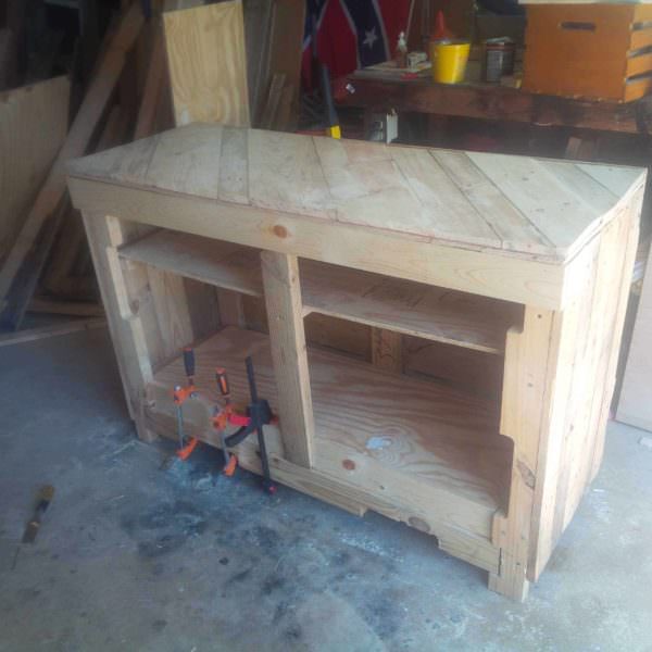 Side Table for My Daughter to Make Her Cakes on Pallet Desks & Pallet Tables Side Table for My Daughter to Make Her Cakes on Pallet Desks & Pallet Tables