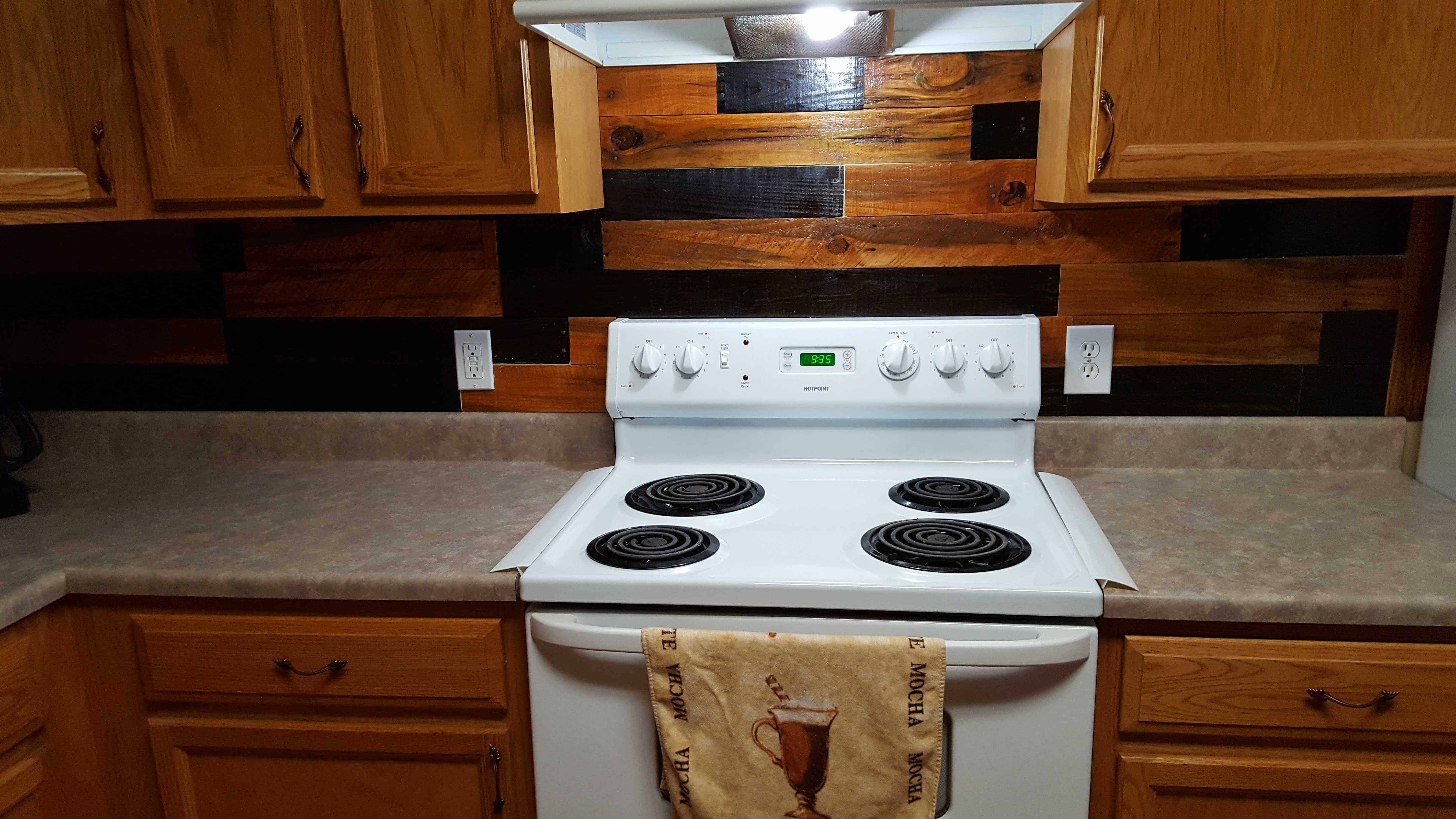 Colored Pallet Back Splash • 1001 Pallets - Colored Pallet Back Splash • 1001 Pallets