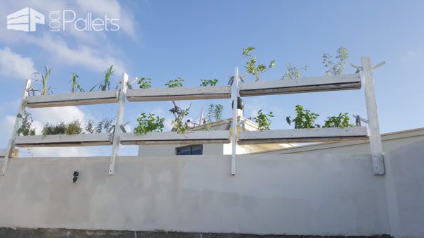 Vertical Structure with Hanging Plants Pots from Pallets Pallet Planters & Compost Bins 1001pallets.com-hanging-plants-pots-from-pallets2