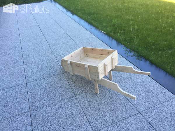 Brouette En Palettes / Pallet Wheelbarrow Flower Tray Pallet Planters & Compost Bins Brouette En Palettes / Pallet Wheelbarrow Flower Tray Pallet Planters & Compost Bins