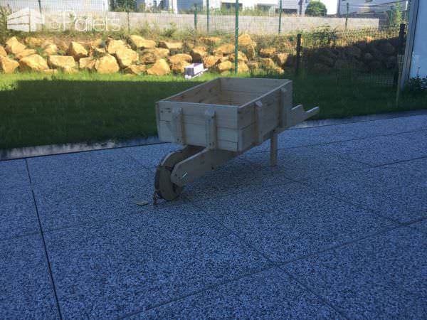 Brouette En Palettes / Pallet Wheelbarrow Flower Tray Pallet Planters & Compost Bins Brouette En Palettes / Pallet Wheelbarrow Flower Tray Pallet Planters & Compost Bins