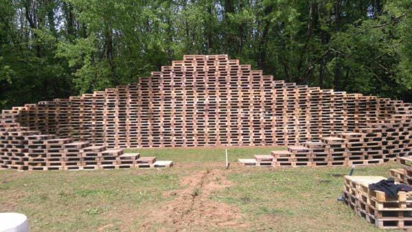 Pallet Stage Made From 600 Pallets @ Back to the Woods #3 Other Pallet Projects 