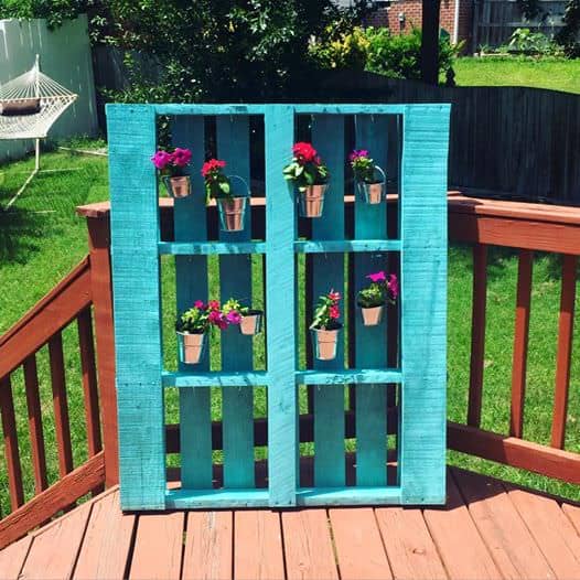 1001pallets.com-diy-hanging-flowers-pallet-project