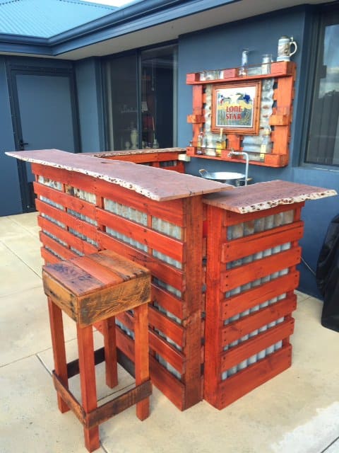 1001pallets.com-rustic-outdoor-bar-area-made-from-pallets-shipping-cratesrecycled-wood-and-old-tin