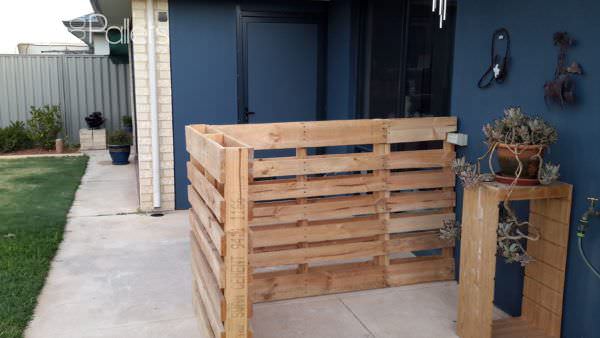 1001pallets.com-rustic-outdoor-bar-area-made-from-pallets-shipping-cratesrecycled-wood-and-old-tin1