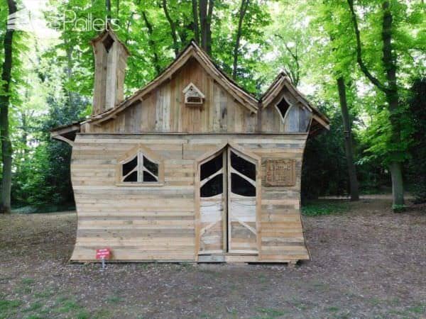 handmade-pallet-cabin-with-funny-building-for-exhibition