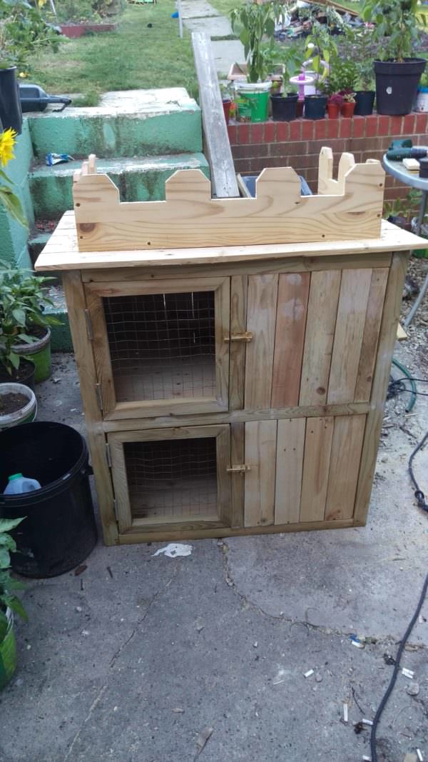 Pallet wood sales rabbit hutch