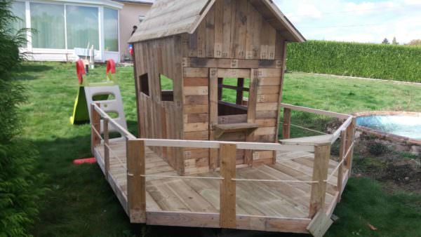 Small Pallet Playhouse1